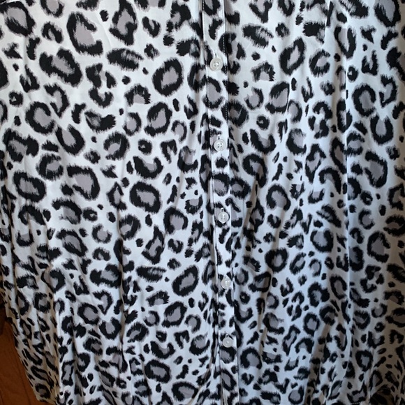 Torrid Size 6. Button front cap sleeve challis - Picture 3 of 10